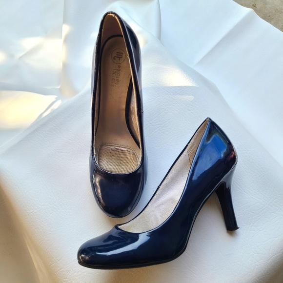 Like New! Shiny Dark Blue Heels size 8.5 - Picture 4 of 5
